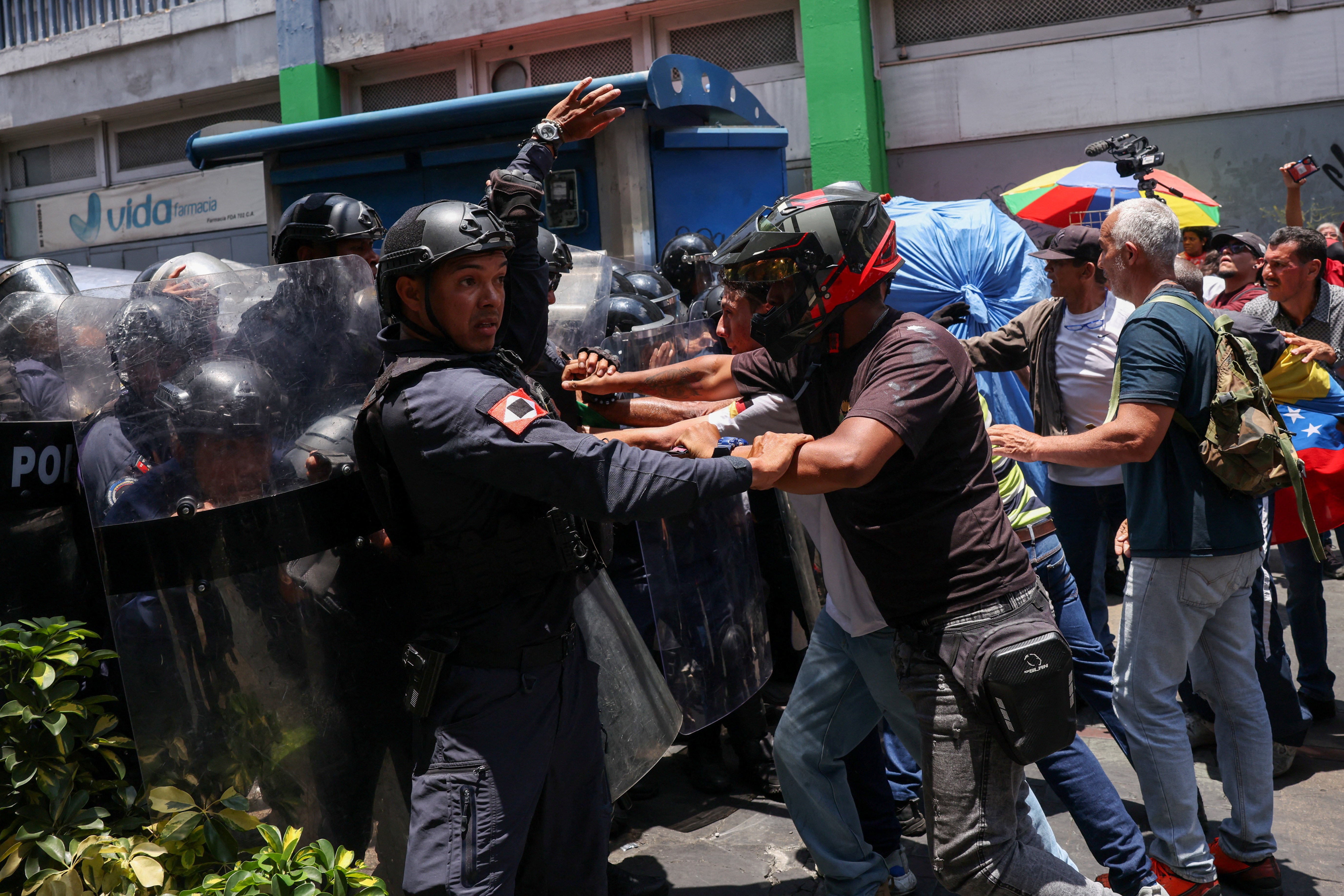 Protesto de servidores públicos por melhores salários termina em confronto na Venezuela